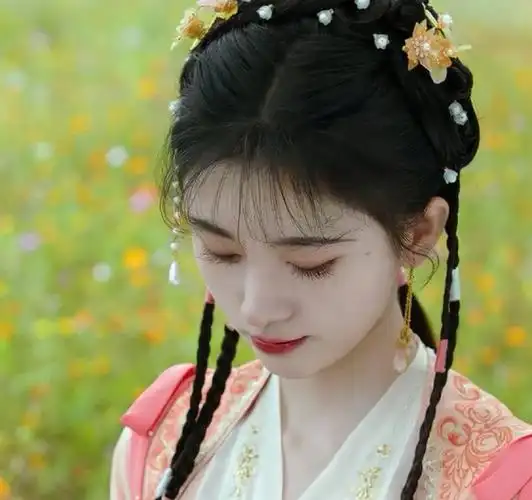 鞠婧祎新剧花戎发布剧照祝大家兔年大吉……__财经头条