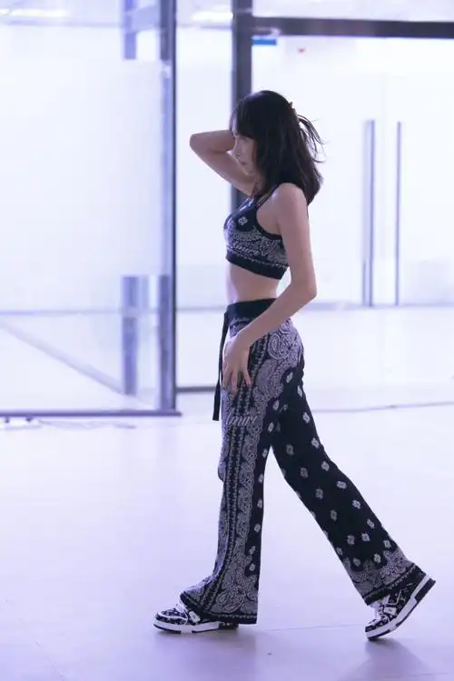 跨年节目单##跨年彩排#@宋茜练习室73彩排73腹肌73官能支配