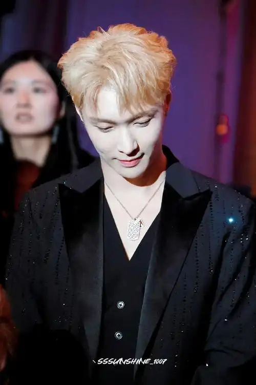 戛纳晚宴上的张艺兴#丈夫的美貌 妻子的荣耀    张艺兴连续飞行始几