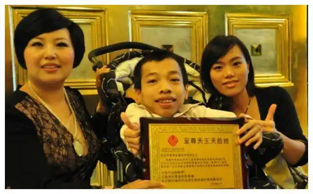 坐在婴儿车里的总裁李创利身高不足1米娶漂亮老婆身价过亿