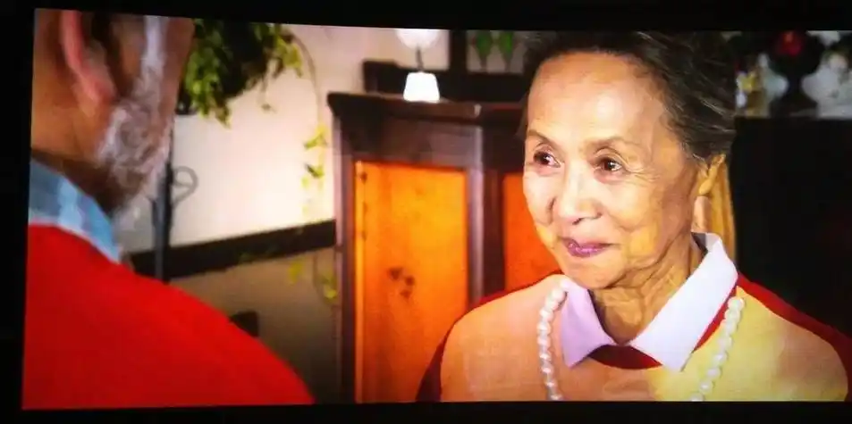 看到最后到演员表里扒她的名字,才知道这个老奶奶名叫吴彦姝.