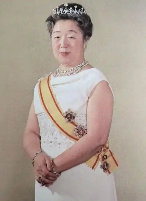 明治19年以后,女性皇族的官方服装小礼服,通常礼服,昭宪皇后,贞明皇后