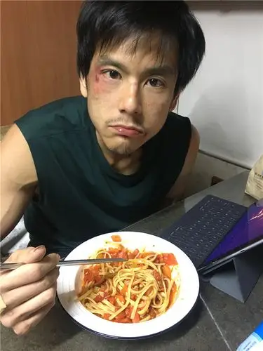 彭于晏为新片吃素半年暴瘦32斤 双颊凹陷变化大