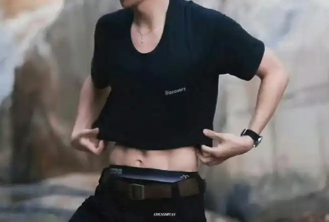 男明星们也开始卷了,最近看了很多腹肌boy,今天看王一博的!