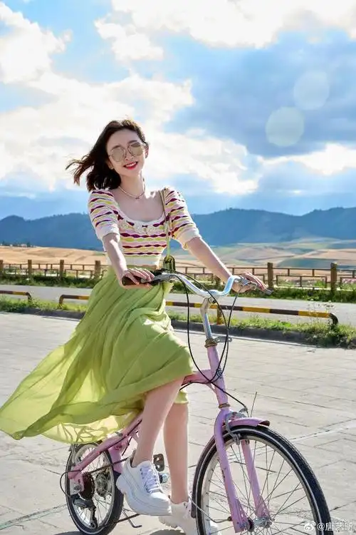 唐艺昕穿绿裙清新甜美 笑容灿烂治愈力满满_海南之声