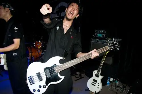 左右乐队贝斯付晨雷高清图片-1802 - 摇滚壁纸网