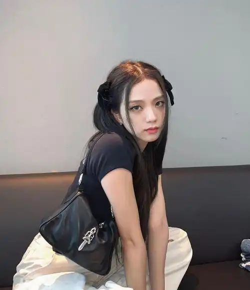 jisoo金智秀晒出近照穿粉色上衣瘦而不柴的身材太绝了