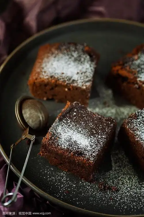 美味的素食湿润的无乳制品黑巧克力布朗尼甜点或方形海绵蛋糕烹饪没有