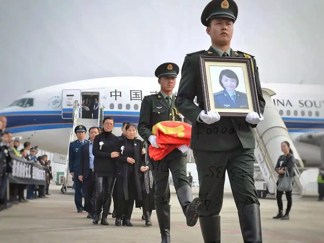 泪目:中国首位歼10战斗机女飞行员"余旭"在执行飞行任务中壮烈牺牲