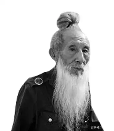 配上他的长白胡子,十分有记忆点.