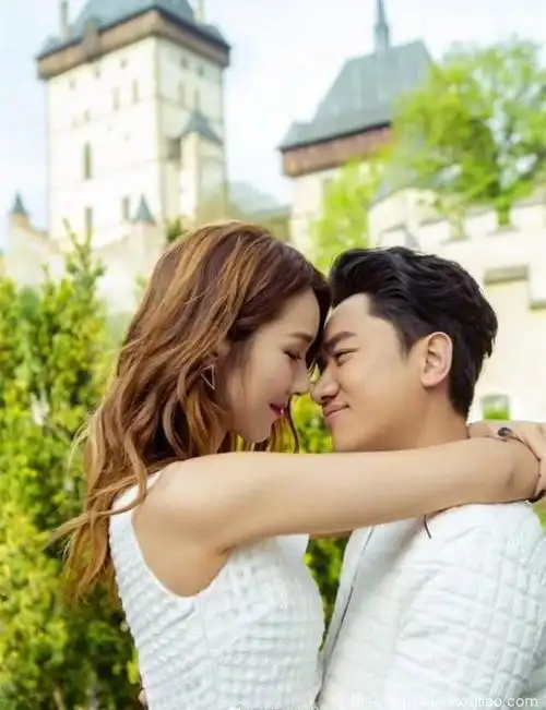 李亚男怀孕后同框钟嘉欣,素颜现身颜值超高,网友:母爱满满