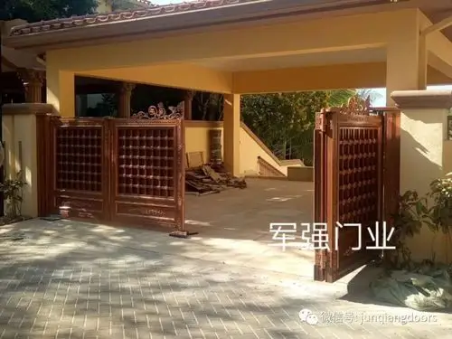 收藏款军强庭院大门的造型设计