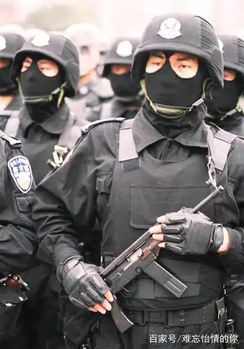 全副武装,手持冲锋枪的特警突击队员