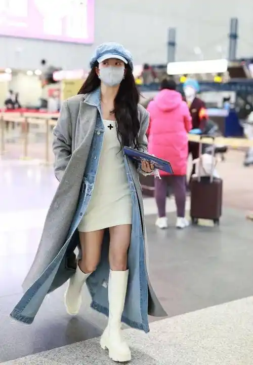 刘些宁机场街拍,灰色大衣配长款牛仔衬衫,打造时髦复古美_造型_时尚