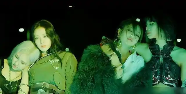 blackpink新专视频预告jisoo崩溃奔跑lisa依靠在一个男人怀里