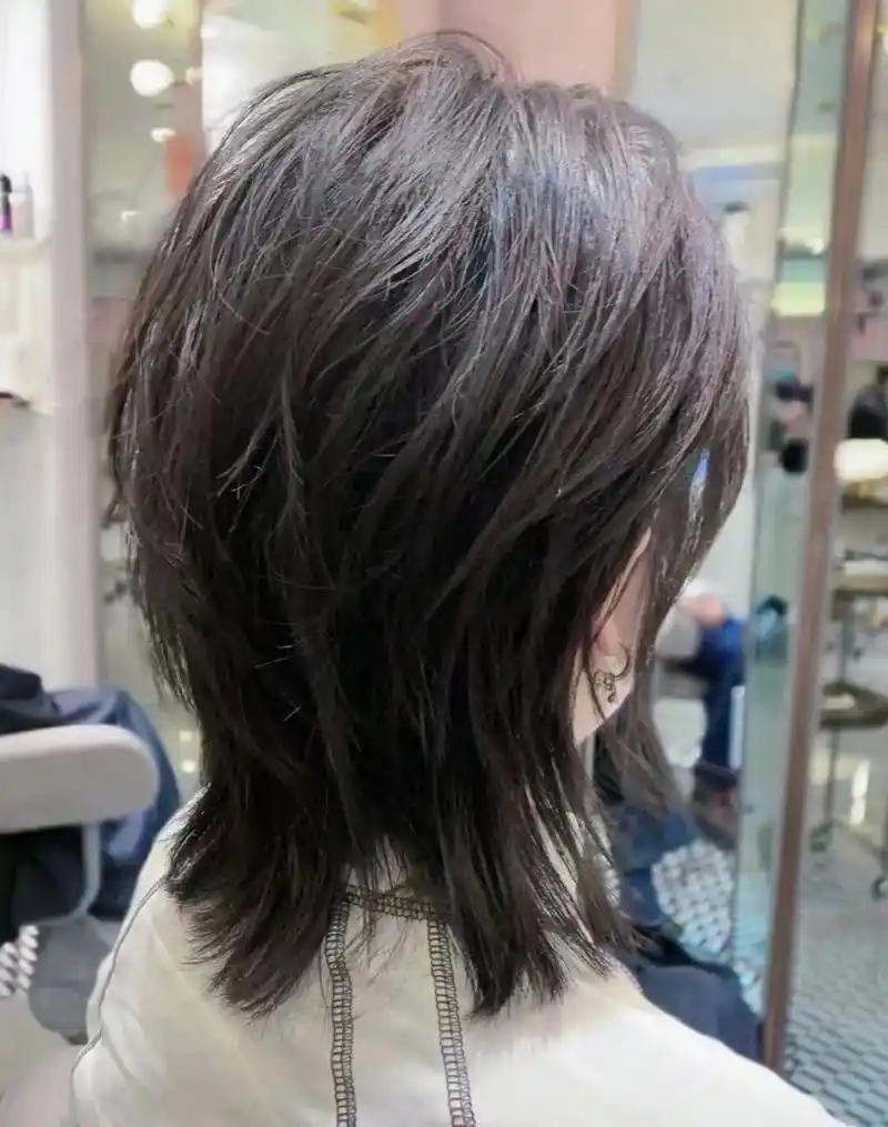 狼尾鲻鱼头很适合喜欢酷感少年发型的小姐姐,比普通的短发看起来讣抖