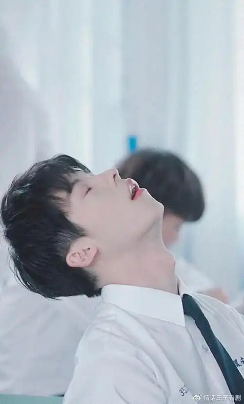 在线围观男明星迷人喉结他们喉结怎么动我的心就怎么跳