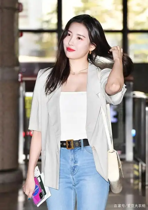 宣美简单的白t搭配牛仔裤,踩双拖鞋如同买菜回家做饭的小姐姐