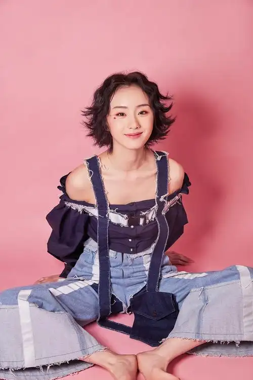 邓郁立童趣写真 营造粉色甜蜜画卷