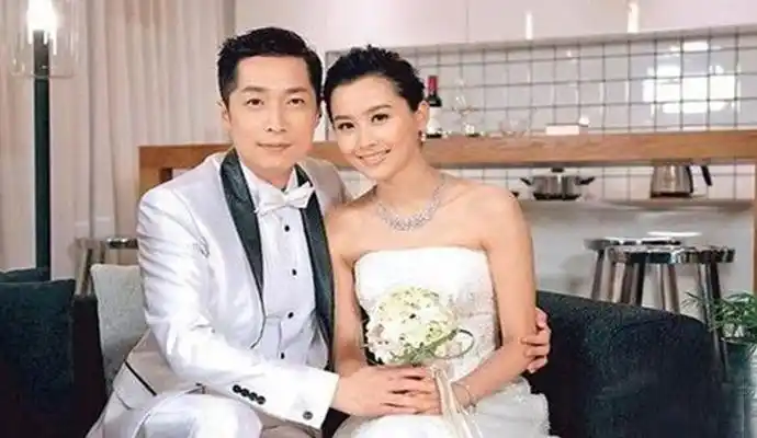 香港著名男星马浚伟许慧玲 拍拖十年终修成正果 马浚伟老婆许慧玲