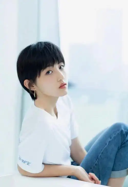 张子枫换新发型,"假小子头"配白衣牛仔青春洋溢,不一样的率性