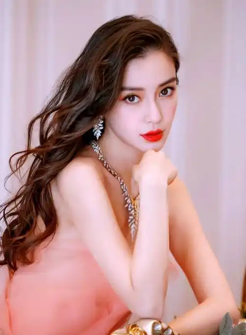 baby晒全家福庆生照!7岁小海绵太像黄晓明,baby背靠超大花束