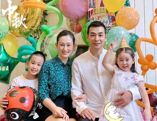 赵文卓罕见晒照全家福迎中秋庆生辰月亮女神不是她