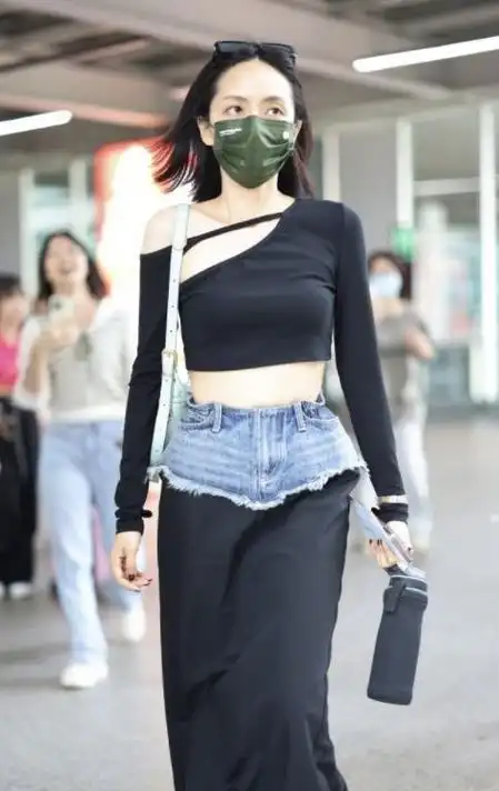 刘惜君北京机场现身时尚搭配凸显美丽身姿气质高雅引人注目