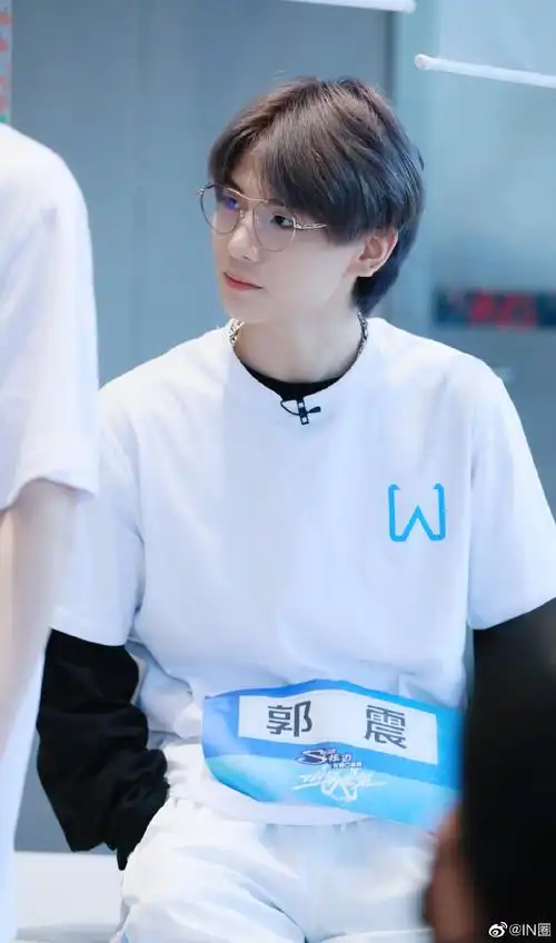 不懂就问,震妈们,为什么郭震这么喜欢叠穿?