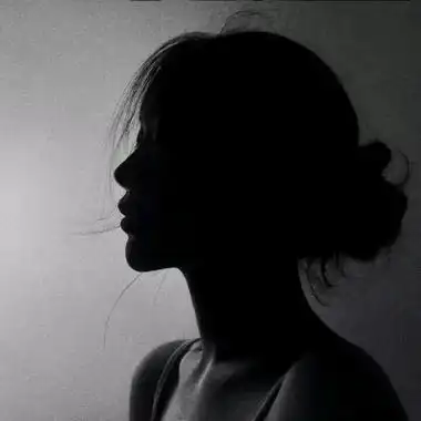 非主流伤感黑白女生头像 面对感情我却感到害怕了