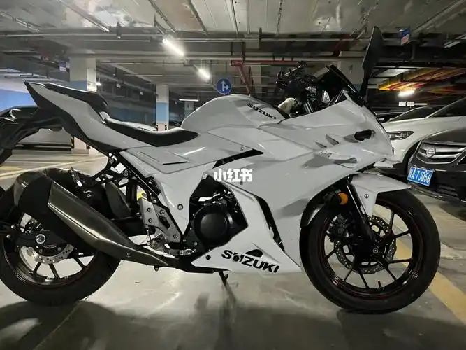 摩托改色女孩子太适合白色得摩托车啦