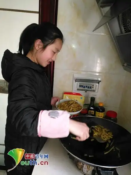 图为永和镇小学学生在家里炒菜.浙江理工大学研支团 供图