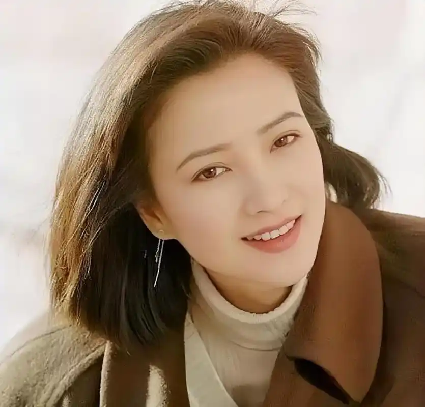 何晴:一生回忆的"古典美人" 何晴,1964年出生在江南,扮演《西游记》中