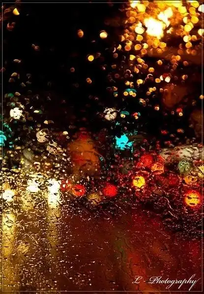 下雨的夜晚治愈系朦胧美图