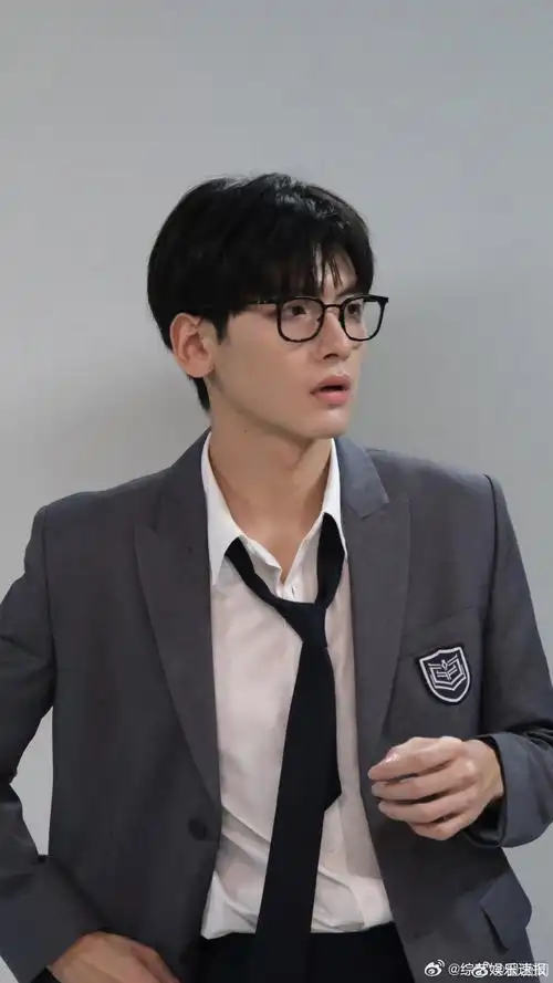 翟潇闻黑框眼镜校服造型##翟潇闻黑框眼镜男大感#翟潇闻戴黑框眼镜配