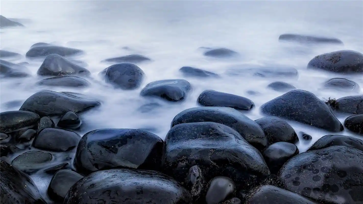 海边鹅卵石高清壁纸_绝美大海风景