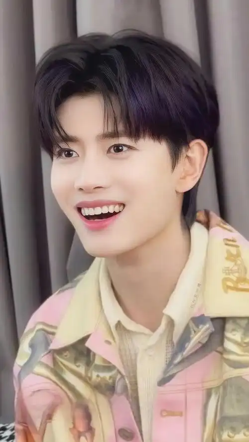 任嘉伦的荏苒时光能治愈每一个人,使人心情愉悦!