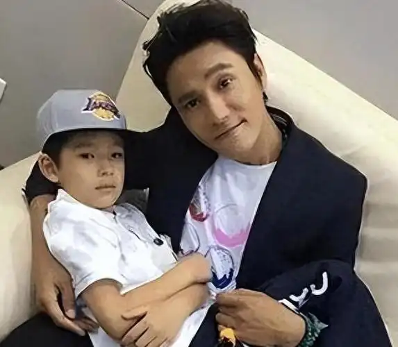 陈坤在参加《金星秀》时还向儿子明确表示,只有我能够支持你.