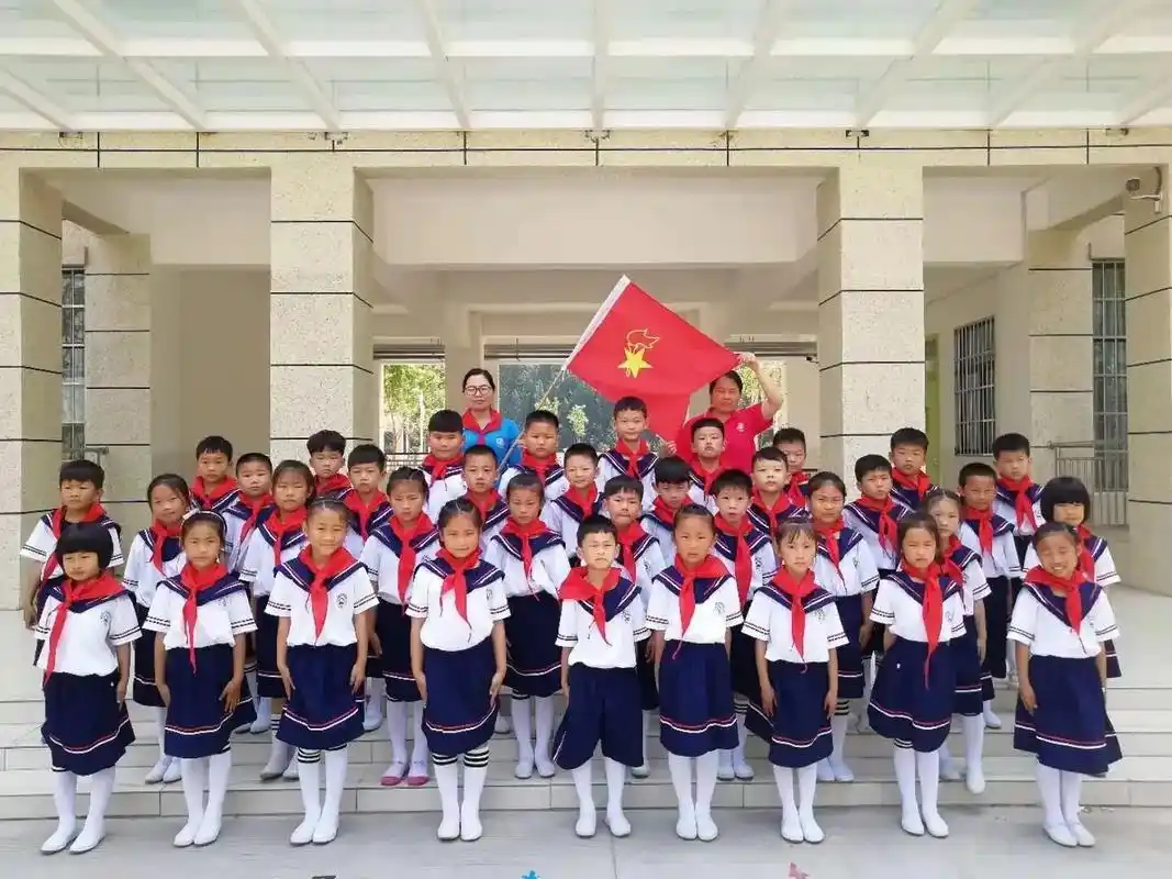 心里说不出来的滋味,我翻看了qq里保存的照片,一年级的集体照里,一张