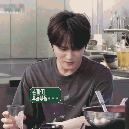 金在中#各种可爱小表情实在忍不住截图(part166159799微博