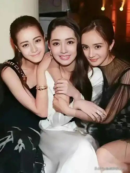 杨幂和迪丽热巴这样漂亮大美女都黯然失色了!