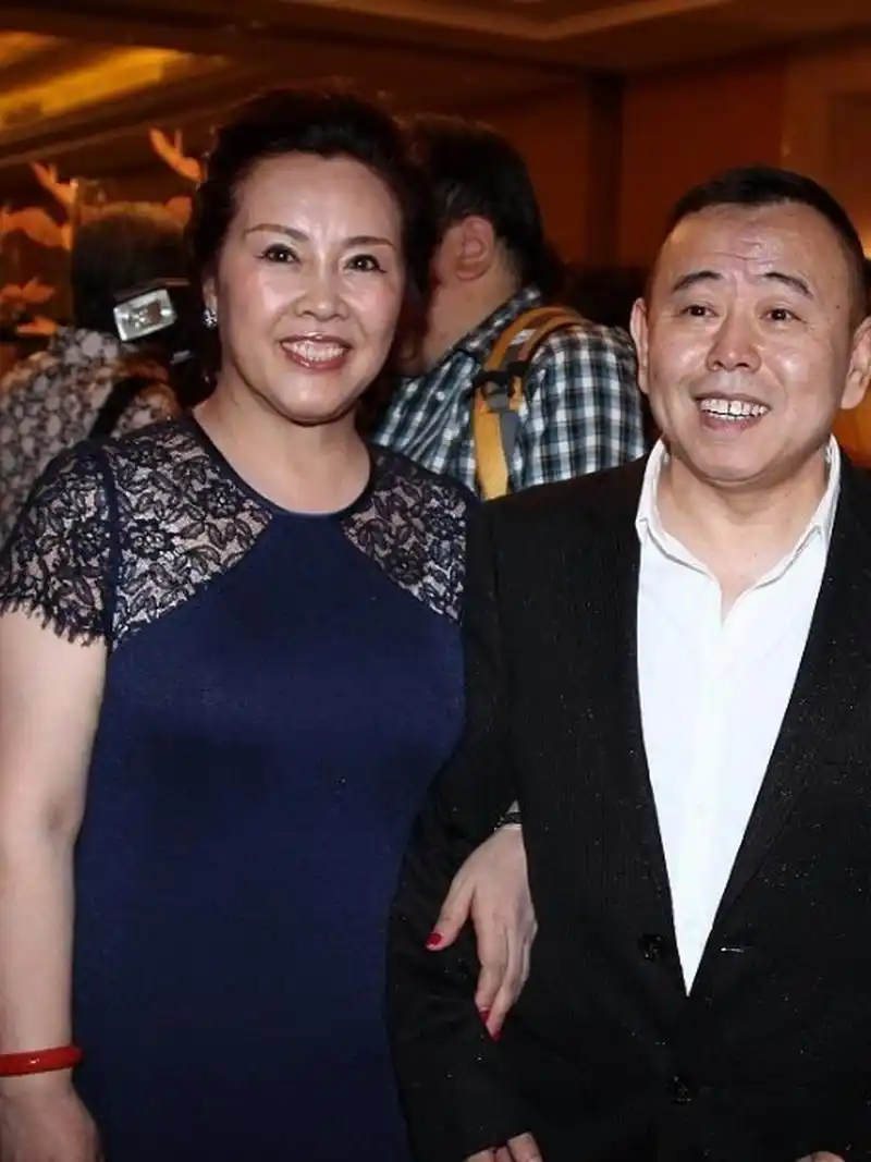 漂亮哦! 潘长江的妻子叫杨云,曾经是一位主持人,两人结婚这39年了.