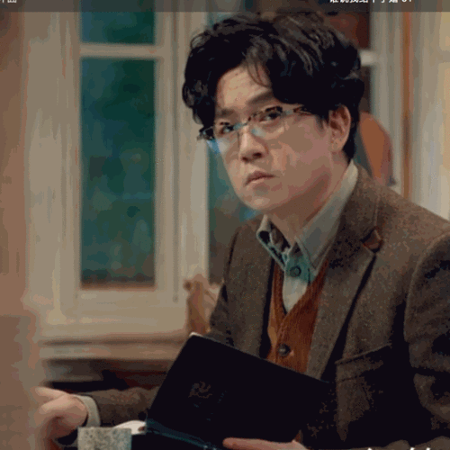 魏卷卷扶眼镜的时候让人想欺负他,偏偏他总是做这个动作.