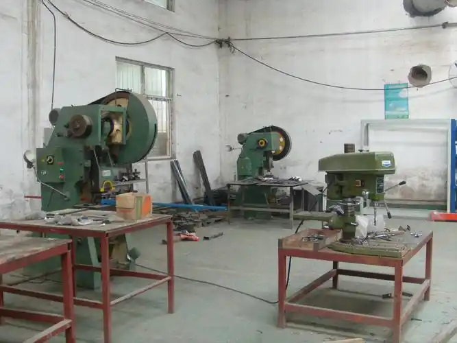 湖南哲瑞货架厂冲床车间