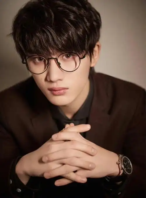 丁程鑫戴眼镜好奶#拜托啊,丁哥带上黑框眼镜真的好奶,笑起来好钟