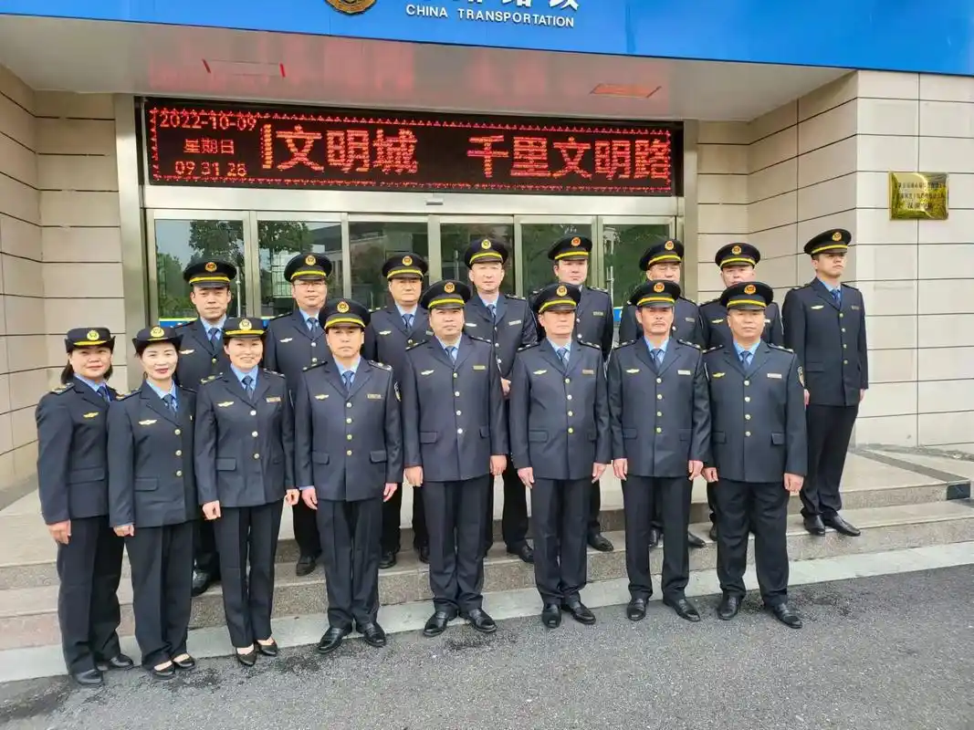 新制服很"飒"很"帅",安康市交通运输综合行政执法人员新形象 - 抖音