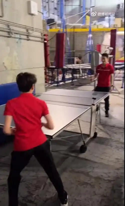 小可爱全红婵柏林站和王宗源打乒乓球师兄放水红姐得分振臂欢呼