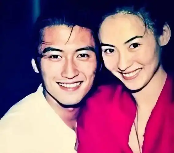 没分手?王菲谢霆锋机场甜蜜合体,麻花辫,中山装,宛若初恋