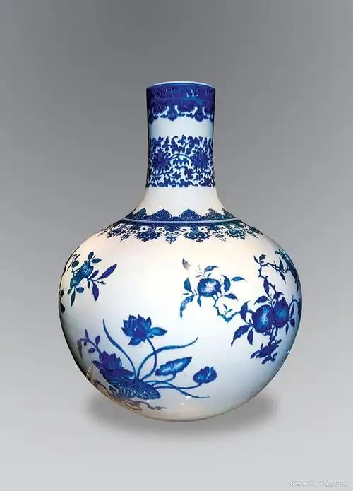 青花瓷,一种源于中国唐代的瓷器,以其独特的蓝色花纹和素雅的色彩搭配