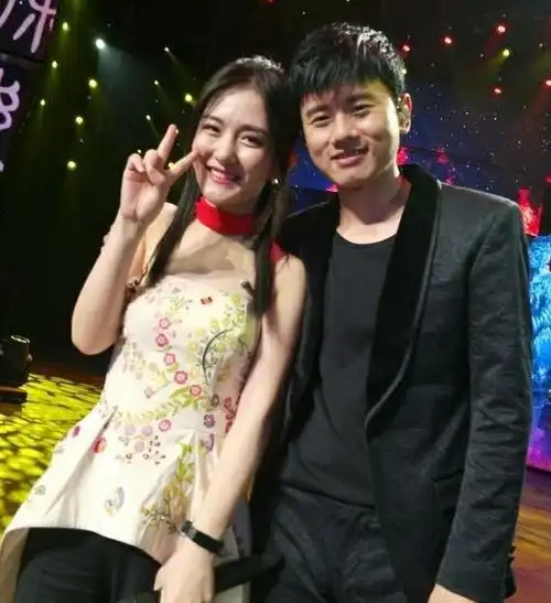 谢娜无缘春晚张杰实力抢镜后台哄娃暴露女儿奴本质